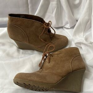 White Mountain Chestnut brown size 8.5 wedge boot with brown shoe strings.